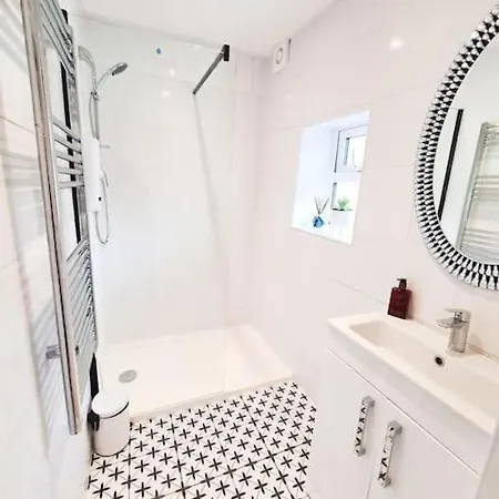 The Hideaway Luxury 5* 2 Bed Garden Apartman