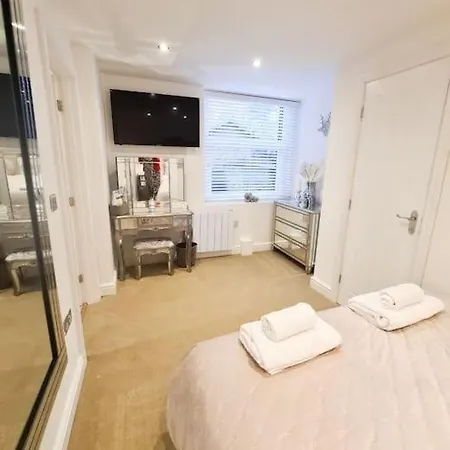 The Hideaway Luxury 5* 2 Bed Garden Apartman *