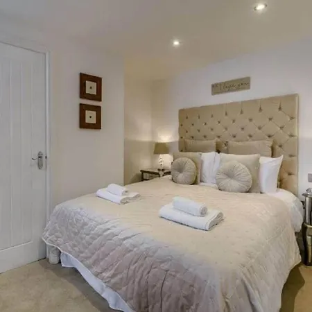 The Hideaway Luxury 5* 2 Bed Garden *